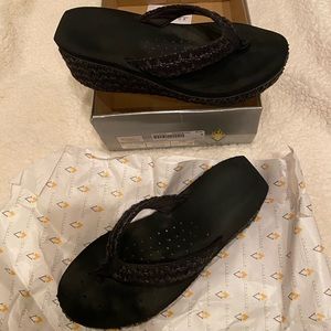 Volatile size 9 wedged sandals
